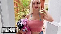 Clip Skylar Vox красивая девушка в красных кружевных штанах