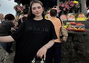 Расточительная офисная девушка полна непристойной воды