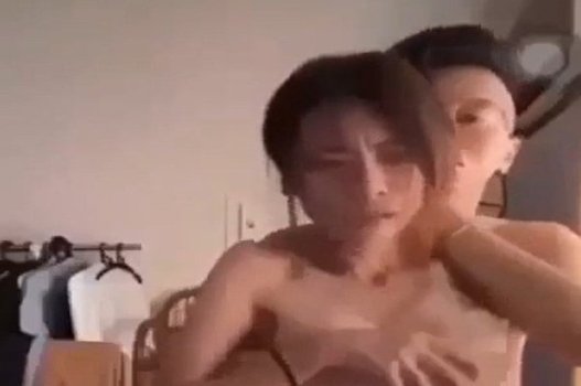 Хоанг Куу Бао заняла любовью со своей девушкой Линх Линх показала секс -клип