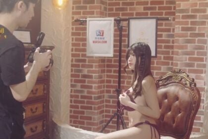 Голая женщина -кумир стимулирует его фотографировать